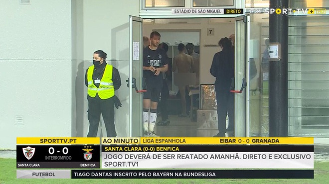 Sao Benfica vô ý tứ, để lọt hình ảnh trần như nhộng trên sóng truyền hình - Ảnh 2.
