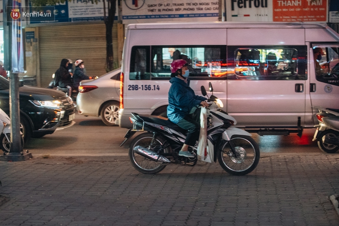 Ảnh: Người dân phi xe ào ào lên vỉa hè để tránh tắc đường, Chủ tịch Hà Nội yêu cầu xử lý nghiêm - Ảnh 14.
