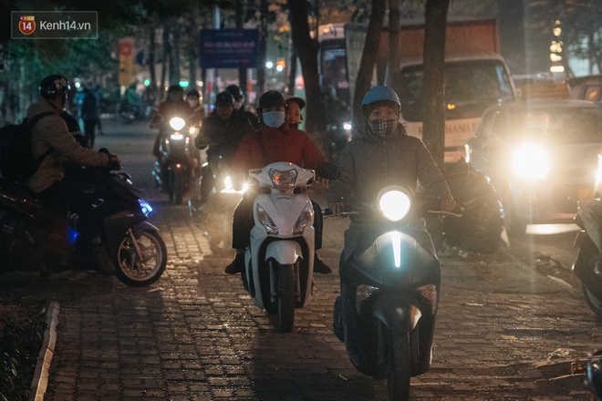 Ảnh: Người dân phi xe ào ào lên vỉa hè để tránh tắc đường, Chủ tịch Hà Nội yêu cầu xử lý nghiêm - Ảnh 15.