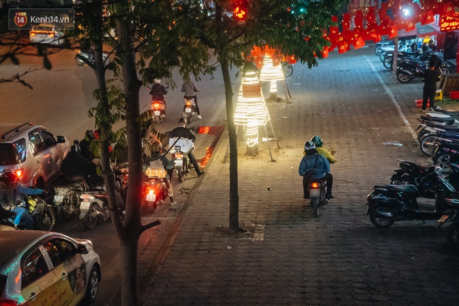 Ảnh: Người dân phi xe ào ào lên vỉa hè để tránh tắc đường, Chủ tịch Hà Nội yêu cầu xử lý nghiêm - Ảnh 7.