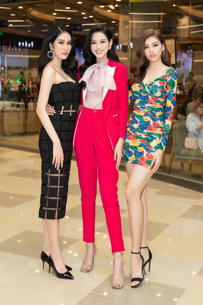 Hoa hậu Đỗ Thị Hà gặp tình huống khó xử khi chụp ảnh cùng Hứa Vĩ Văn trên thảm đỏ và pha phản ứng vẹn cả đôi đường - Ảnh 6.