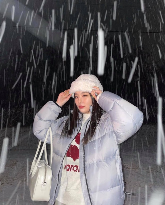 Hàn Quốc vừa có tuyết rơi cái là hội idol kéo nhau ra ngoài check-in, “lạ lùng” nhất là style của BTS - Ảnh 3.