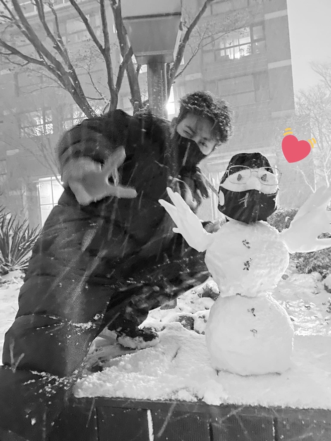 Hàn Quốc vừa có tuyết rơi cái là hội idol kéo nhau ra ngoài check-in, “lạ lùng” nhất là style của BTS - Ảnh 7.