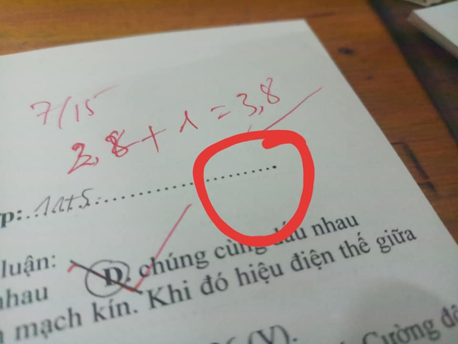 Mã đề thách thức tìm điểm khác biệt, chỉ thêm một dấu chấm ra ngay đề khác, học trò vô tư chép bài rồi khóc thét - Ảnh 1.