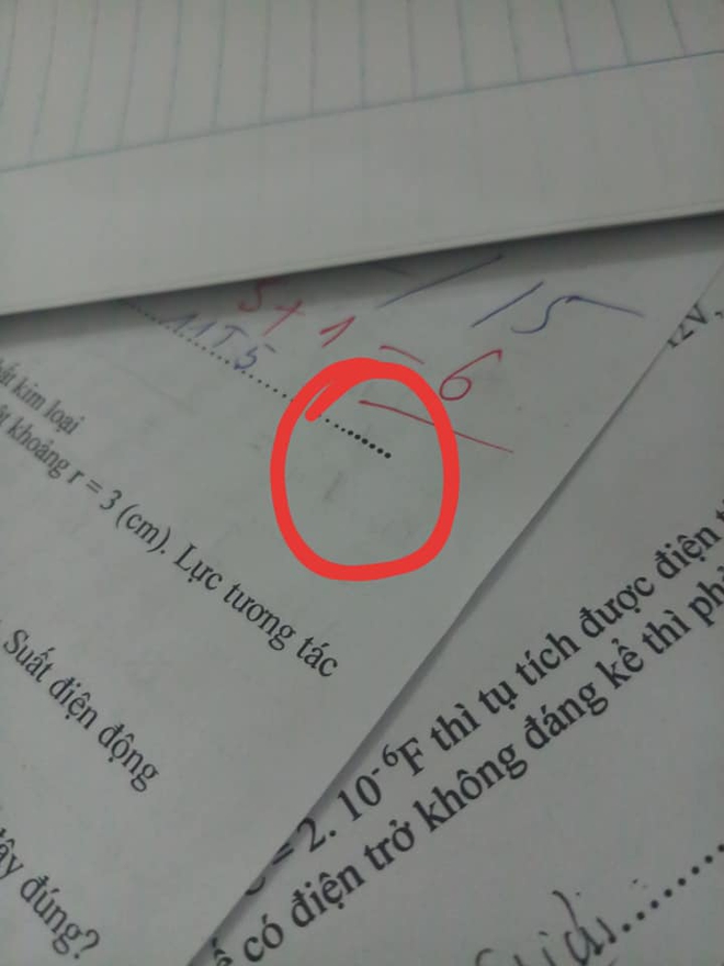 Mã đề thách thức tìm điểm khác biệt, chỉ thêm một dấu chấm ra ngay đề khác, học trò vô tư chép bài rồi khóc thét - Ảnh 2.