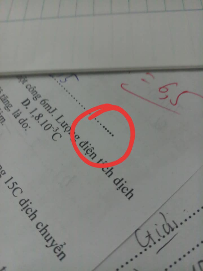 Mã đề thách thức tìm điểm khác biệt, chỉ thêm một dấu chấm ra ngay đề khác, học trò vô tư chép bài rồi khóc thét - Ảnh 4.
