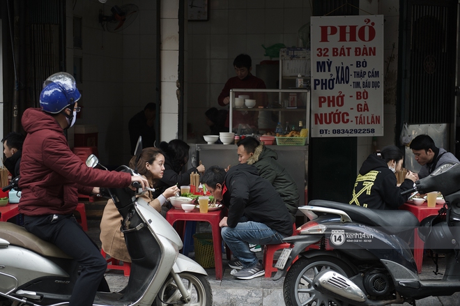 Chùm ảnh: Hà Nội rét kỷ lục, chạm ngưỡng 10 độ nhưng quán xá vẫn tấp nập, dân tình xì xụp ăn uống đủ các món mùa đông - Ảnh 2.