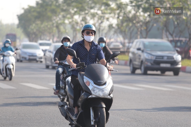 Người Sài Gòn hụt hẫng vì thời tiết chẳng lạnh như dự báo: &quot;Ủa rồi 20 độ đâu?&quot; - Ảnh 2.