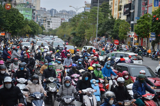 Ảnh: Đường Hà Nội chật cứng xe cộ, hàng nghìn người "chôn chân", vật lộn với giá rét xấp xỉ 10 độ C - Ảnh 12. Ảnh: Đường Hà Nội chật cứng xe cộ, hàng nghìn người "chôn chân", vật lộn với giá rét xấp xỉ 10 độ C - Ảnh 12.