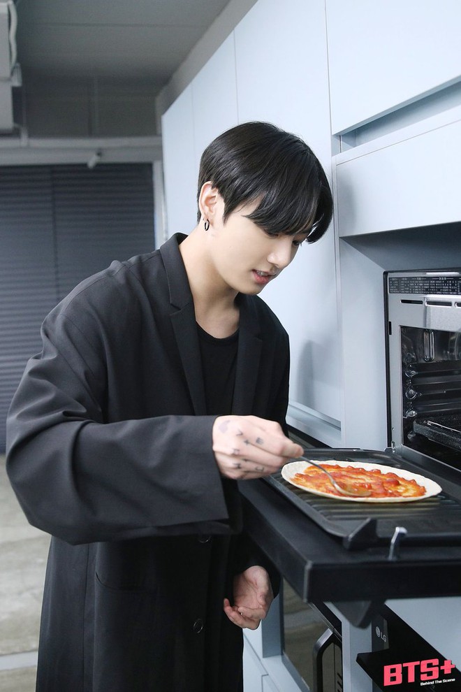Jungkook (BTS) tận dụng đồ thừa làm pizza cực nhanh, ai muốn có cheap moment với idol thì học ngay - Ảnh 1.