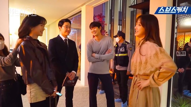 Bà cả Lee Ji Ah hiện hồn báo thù, hớn hở nhìn tiểu tam Eugene bị còng tay ở hậu trường Penthouse - Ảnh 7. Bà cả Lee Ji Ah hiện hồn báo thù, hớn hở nhìn tiểu tam Eugene bị còng tay ở hậu trường Penthouse - Ảnh 7.