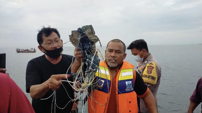 X&aacute;c m&aacute;y bay Indonesia rơi đang nằm dưới mặt biển hơn 20m - Ảnh 1.