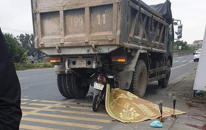 Đi xe m&aacute;y kẹp 3 t&ocirc;ng v&agrave;o sau xe tải đỗ b&ecirc;n đường, 3 thanh ni&ecirc;n thương vong - Ảnh 1.