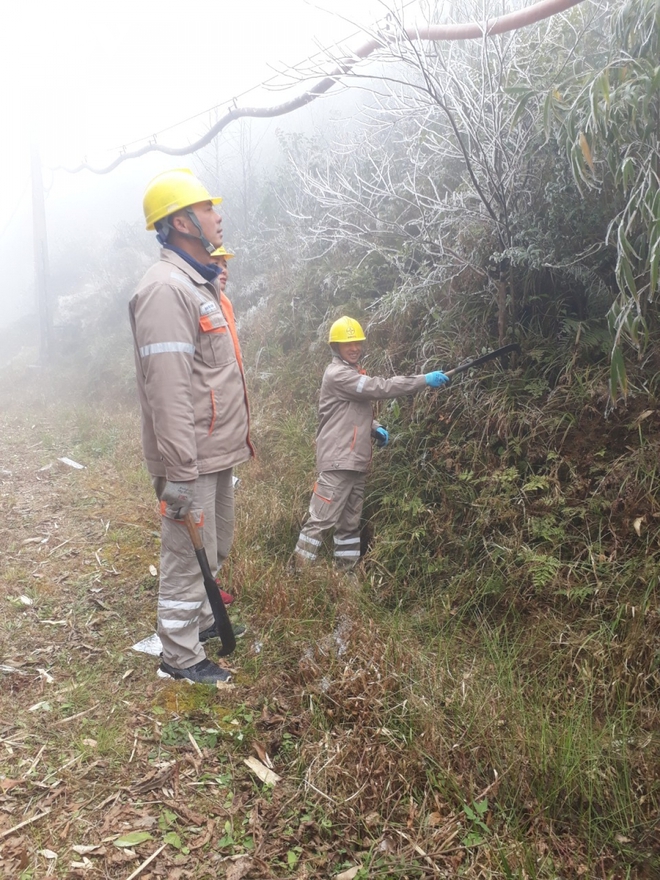 Những người “đu dây” gõ băng tuyết, đảm bảo lưới điện hoạt động trong giá lạnh - Ảnh 15.