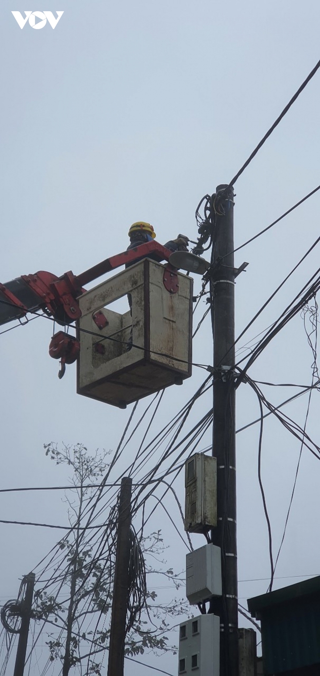 Những người “đu dây” gõ băng tuyết, đảm bảo lưới điện hoạt động trong giá lạnh - Ảnh 20.