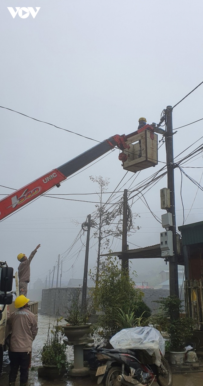 Những người “đu dây” gõ băng tuyết, đảm bảo lưới điện hoạt động trong giá lạnh - Ảnh 23.