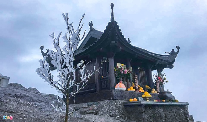 Trầm trồ trước khung cảnh băng tuyết tuyệt đẹp bao phủ chùa Đồng trên đỉnh  non thiêng Yên Tử