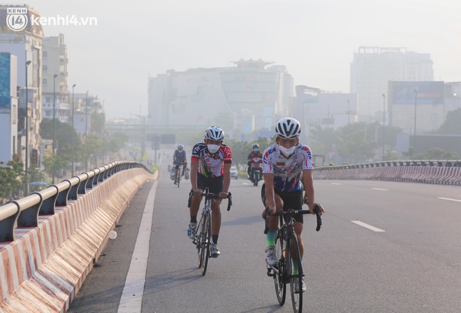 Buổi sáng đầu tiên TP.HCM nới lỏng giãn cách: Đường phố rộn ràng, người dân di chuyển dễ dàng khi không còn chốt kiểm soát - Ảnh 2.