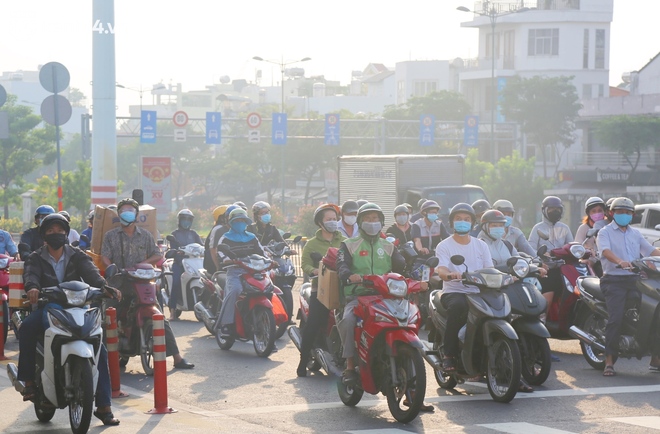 Buổi sáng đầu tiên TP.HCM nới lỏng giãn cách: Đường phố rộn ràng, người dân di chuyển dễ dàng khi không còn chốt kiểm soát - Ảnh 2.