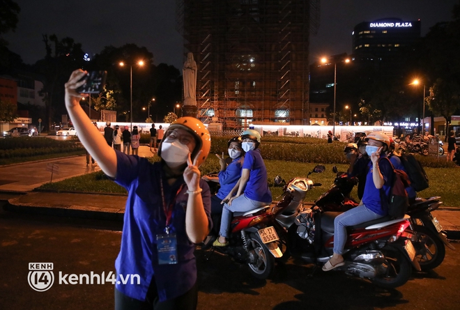Sài Gòn đã không còn vắng bóng người sau 18h: Đường phố nhộn nhịp, các bạn trẻ chụp ảnh kỷ niệm ngày đầu “nới lỏng” đáng nhớ - Ảnh 10.