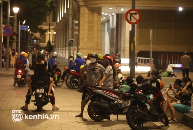 Sài Gòn đã không còn vắng bóng người sau 18h: Đường phố nhộn nhịp, các bạn trẻ chụp ảnh kỷ niệm ngày đầu “nới lỏng” đáng nhớ - Ảnh 8.