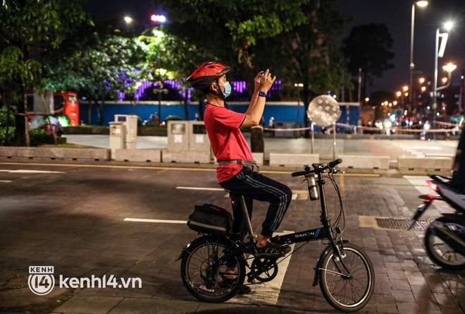 Sài Gòn đã không còn vắng bóng người sau 18h: Đường phố nhộn nhịp, các bạn trẻ chụp ảnh kỷ niệm ngày đầu “nới lỏng” đáng nhớ - Ảnh 13.