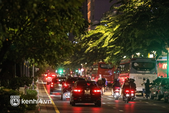Sài Gòn đã không còn vắng bóng người sau 18h: Đường phố nhộn nhịp, các bạn trẻ chụp ảnh kỷ niệm ngày đầu “nới lỏng” đáng nhớ - Ảnh 4.