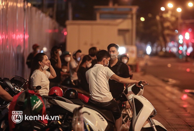 Sài Gòn đã không còn vắng bóng người sau 18h: Đường phố nhộn nhịp, các bạn trẻ chụp ảnh kỷ niệm ngày đầu “nới lỏng” đáng nhớ - Ảnh 8.