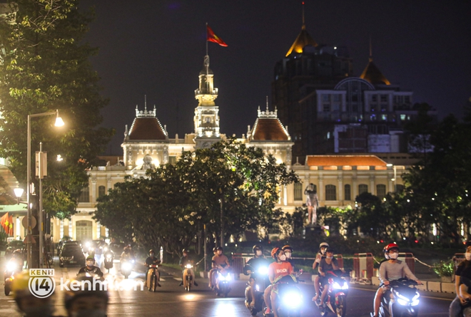 Sài Gòn đã không còn vắng bóng người sau 18h: Đường phố nhộn nhịp, các bạn trẻ chụp ảnh kỷ niệm ngày đầu “nới lỏng” đáng nhớ - Ảnh 4.