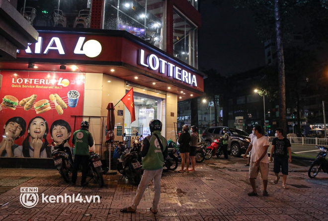 Sài Gòn đã không còn vắng bóng người sau 18h: Đường phố nhộn nhịp, các bạn trẻ chụp ảnh kỷ niệm ngày đầu “nới lỏng” đáng nhớ - Ảnh 6.