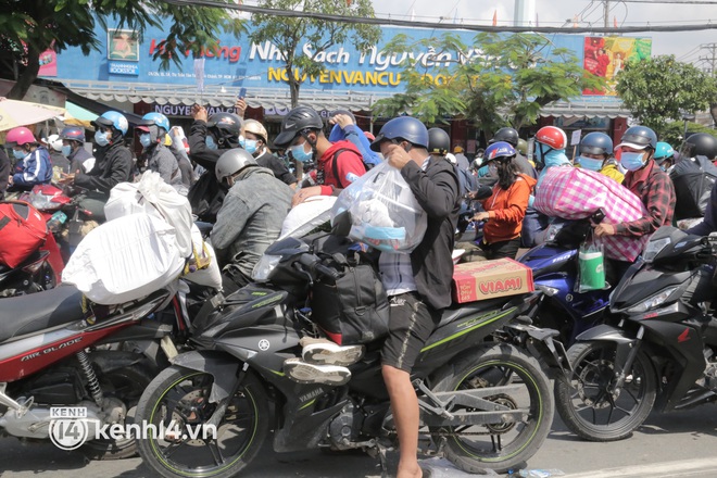 Sau tình trạng ùn ứ cả đêm, hàng chục xe khách và xe tải được huy động để đưa người dân rời TP.HCM về các tỉnh miền Tây - Ảnh 2.