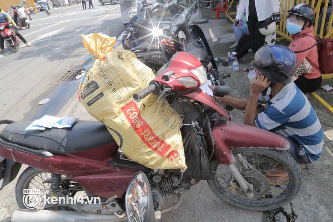 Sau tình trạng ùn ứ cả đêm, hàng chục xe khách và xe tải được huy động để đưa người dân rời TP.HCM về các tỉnh miền Tây - Ảnh 2.