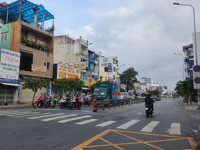 Toàn cảnh những thay đổi giãn cách ở TP.HCM; Ngoài Hà Nội, 3 tỉnh khác đã phát hiện người về từ Bệnh viện Việt Đức mắc Covid-19 - Ảnh 1. Toàn cảnh những thay đổi giãn cách ở TP.HCM; Ngoài Hà Nội, 3 tỉnh khác đã phát hiện người về từ Bệnh viện Việt Đức mắc Covid-19 - Ảnh 1.