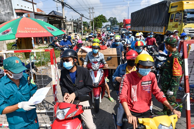 Toàn cảnh những thay đổi giãn cách ở TP.HCM; Ngoài Hà Nội, 3 tỉnh khác đã phát hiện người về từ Bệnh viện Việt Đức mắc Covid-19 - Ảnh 1. Toàn cảnh những thay đổi giãn cách ở TP.HCM; Ngoài Hà Nội, 3 tỉnh khác đã phát hiện người về từ Bệnh viện Việt Đức mắc Covid-19 - Ảnh 1.
