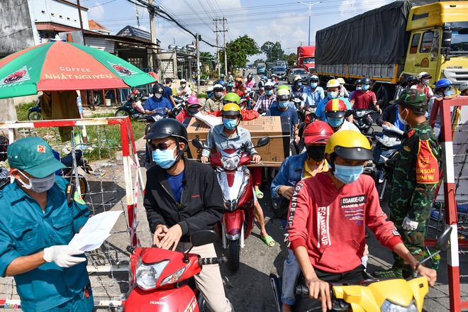 Toàn cảnh những thay đổi giãn cách ở TP.HCM; Ngoài Hà Nội, 3 tỉnh khác đã phát hiện người về từ Bệnh viện Việt Đức mắc Covid-19 - Ảnh 1.