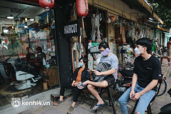 Toàn cảnh những thay đổi giãn cách ở TP.HCM; Ngoài Hà Nội, 3 tỉnh khác đã phát hiện người về từ Bệnh viện Việt Đức mắc Covid-19 - Ảnh 2. Toàn cảnh những thay đổi giãn cách ở TP.HCM; Ngoài Hà Nội, 3 tỉnh khác đã phát hiện người về từ Bệnh viện Việt Đức mắc Covid-19 - Ảnh 2.