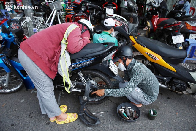 Toàn cảnh những thay đổi giãn cách ở TP.HCM; Ngoài Hà Nội, 3 tỉnh khác đã phát hiện người về từ Bệnh viện Việt Đức mắc Covid-19 - Ảnh 1. Toàn cảnh những thay đổi giãn cách ở TP.HCM; Ngoài Hà Nội, 3 tỉnh khác đã phát hiện người về từ Bệnh viện Việt Đức mắc Covid-19 - Ảnh 1.