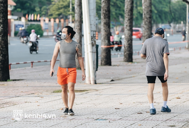 Người Sài Gòn hào hứng đổ ra công viên chạy bộ, đạp xe trong ngày đầu nới lỏng giãn cách - Ảnh 12.