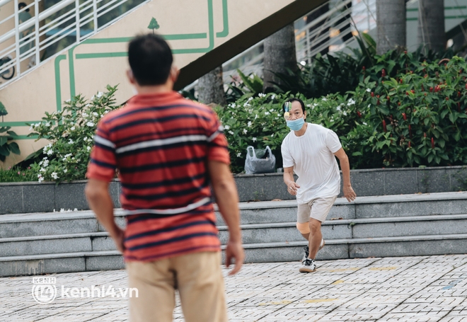 Người Sài Gòn hào hứng đổ ra công viên chạy bộ, đạp xe trong ngày đầu nới lỏng giãn cách - Ảnh 18.