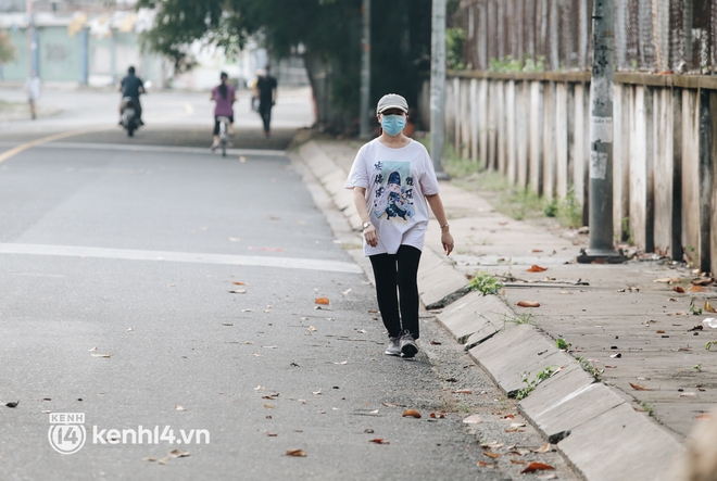 Người Sài Gòn hào hứng đổ ra công viên chạy bộ, đạp xe trong ngày đầu nới lỏng giãn cách - Ảnh 5.