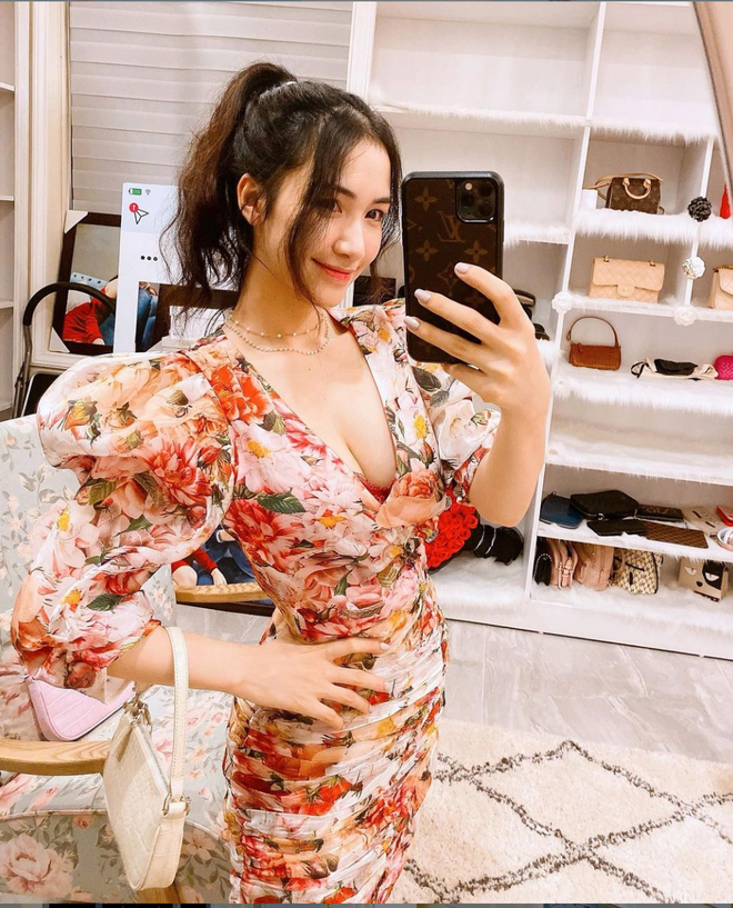 Netizen soi ra mẹ bỉm Ho&agrave; Minzy d&ugrave;ng ốp iPhone thương hiệu xa xỉ, c&oacute; gi&aacute; gần 20 triệu đồng? - Ảnh 2.