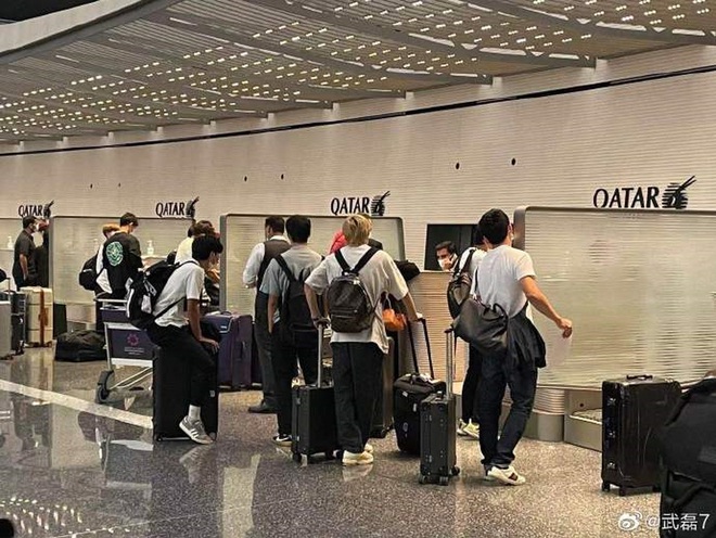Đội nhà vượt qua Việt Nam, báo Trung Quốc vẫn tủi thân vì hình ảnh của Wu Lei tại sân bay - Ảnh 1.