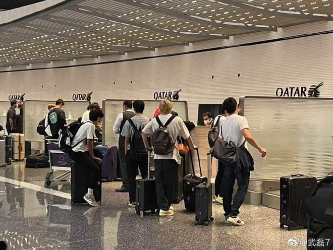 Đội nh&agrave; vượt qua Việt Nam, b&aacute;o Trung Quốc vẫn tủi th&acirc;n v&igrave; h&igrave;nh ảnh của Wu Lei tại s&acirc;n bay - Ảnh 1.