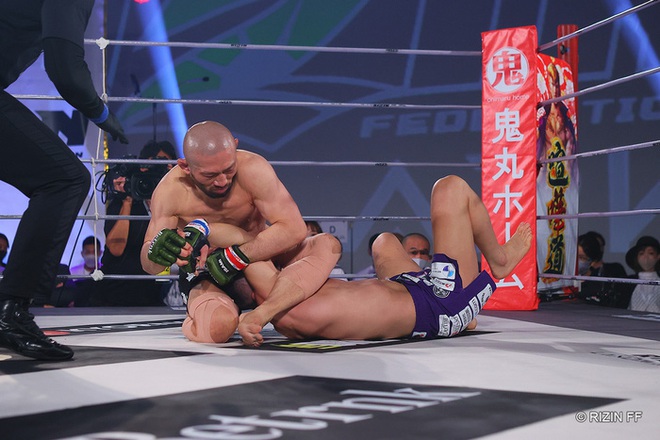 Huyền thoại MMA Nhật Bản có pha bẻ tay kinh hoàng, khiến đối thủ phải giải nghệ trong đau đớn - Ảnh 4.