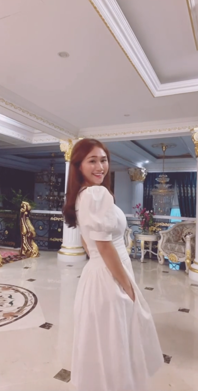 Cận cảnh nhan sắc con dâu thứ nhà bà Phương Hằng, không hề kém cạnh Quế Long nhưng tính cách trái ngược? - Ảnh 4. Cận cảnh nhan sắc con dâu thứ nhà bà Phương Hằng, không hề kém cạnh Quế Long nhưng tính cách trái ngược? - Ảnh 4.