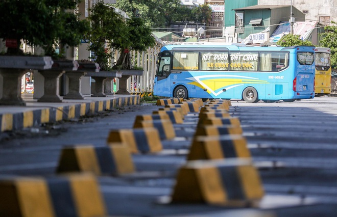 Hà Nội: Đề xuất xe buýt, taxi hoạt động trở lại từ ngày mai 13/10, vẫn dừng xe ôm  - Ảnh 1.