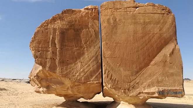 Khối đá khổng lồ nghìn tuổi bị chia đôi giữa sa mạc, càng nhìn càng kỳ quái, giả thuyết giật mình được đưa ra - Ảnh 2.
