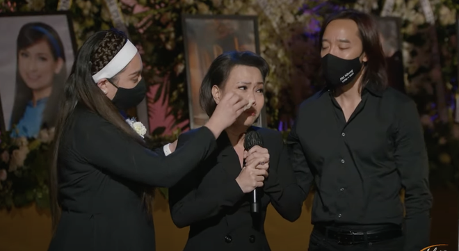 Tang lễ cố ca sĩ Phi Nhung ở Mỹ: Việt Hương khóc nức nở trong vòng tay Wendy Phạm, tiết lộ di nguyện cuối cùng của cố nghệ sĩ  - Ảnh 9.