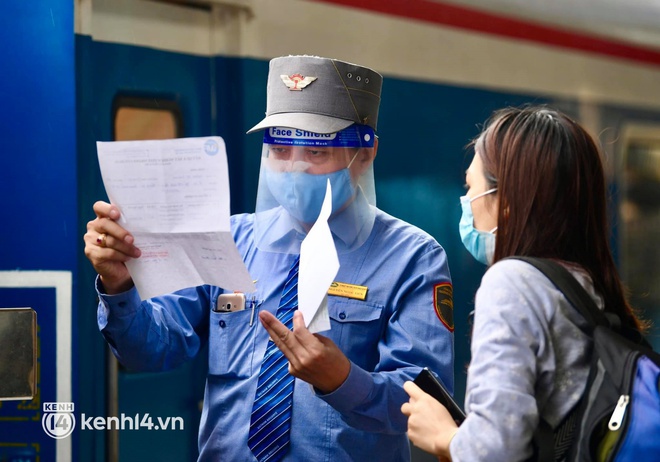 Hơn 100 hành khách đã khởi hành trên chuyến tàu đầu tiên vào phía Nam - Ảnh 15. Hơn 100 hành khách đã khởi hành trên chuyến tàu đầu tiên vào phía Nam - Ảnh 15.