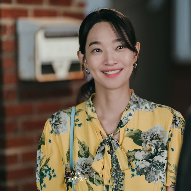 Ngã ngửa với nhan sắc thật của dàn cast Hometown Cha-Cha-Cha: Shin Min Ah lép vế nữ phụ, trùm cuối gây sốc cực mạnh - Ảnh 2.